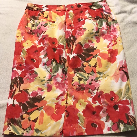 Charter Club Floral Skirt Size 10 - Picture 4 of 5